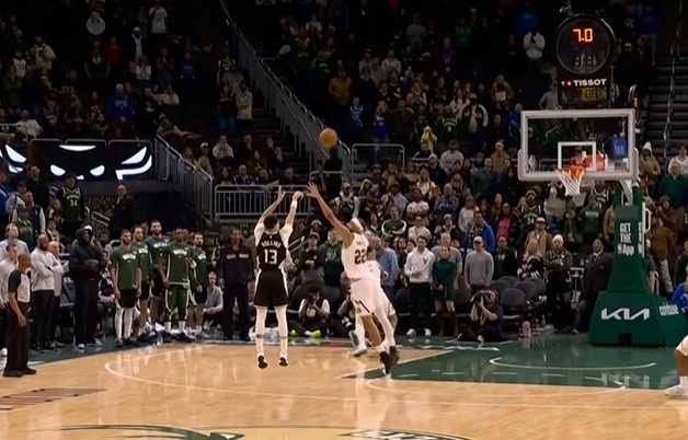 kaiyun.com-疯狂续命!罗林斯弧顶撤步变向再中三分 分差仅剩1分