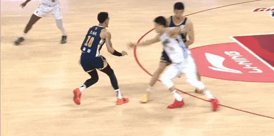 微波炉！胡明轩替补登场连得5分，广东17-12打停北京